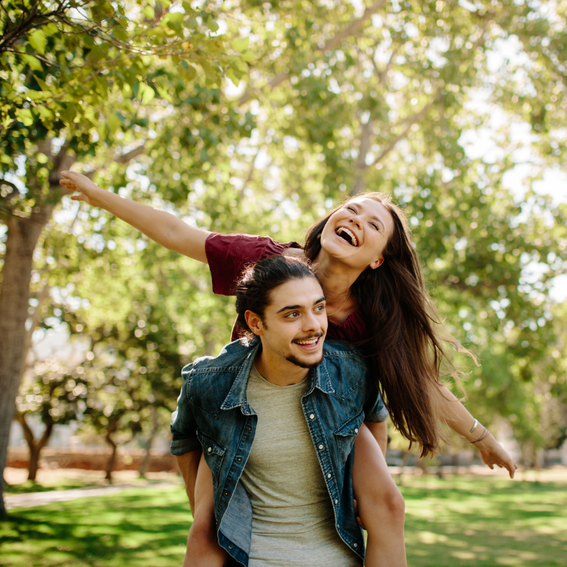 Pareja feliz disfrutando al aire libre